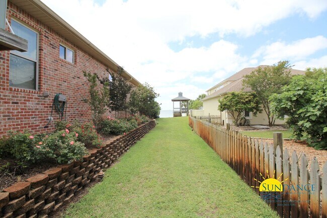 Building Photo - Efficient Solar 4-Bedroom Home in Navarre’s La Fontaine Gated Community with Deeded Beach Access!