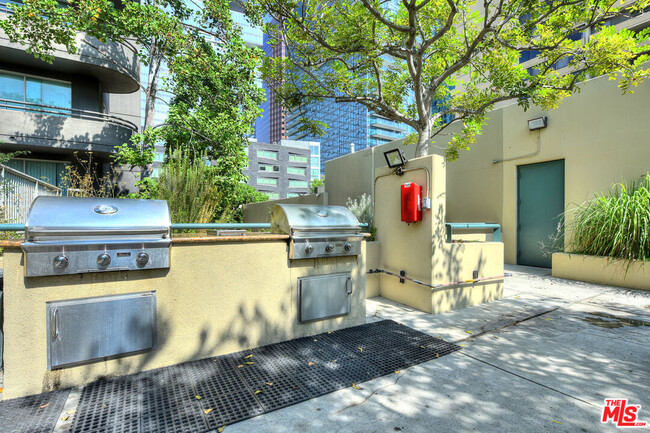 Building Photo - 600 W 9th St