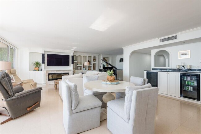 Building Photo - 5700 Mariner St