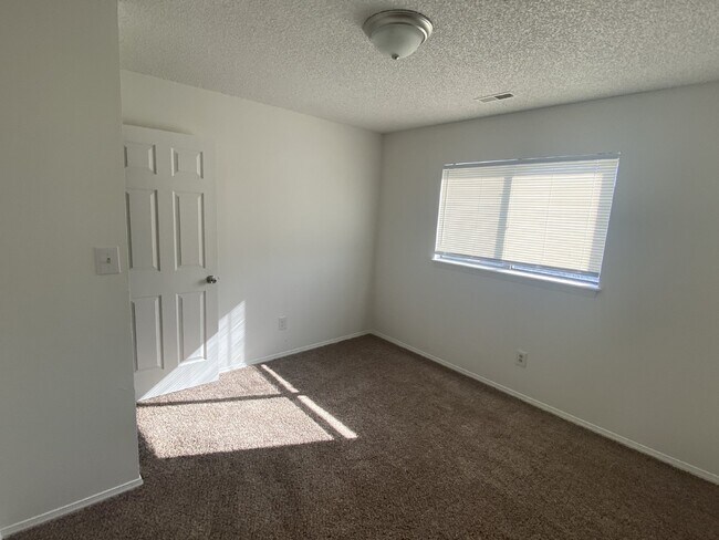 Building Photo - Cozy Condo Available NOW!