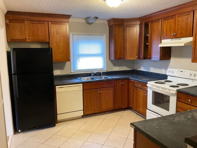 Building Photo - 4 Bedroom Brick Home in Gastonia - Hardwood Floors, Spacious Rooms!!!