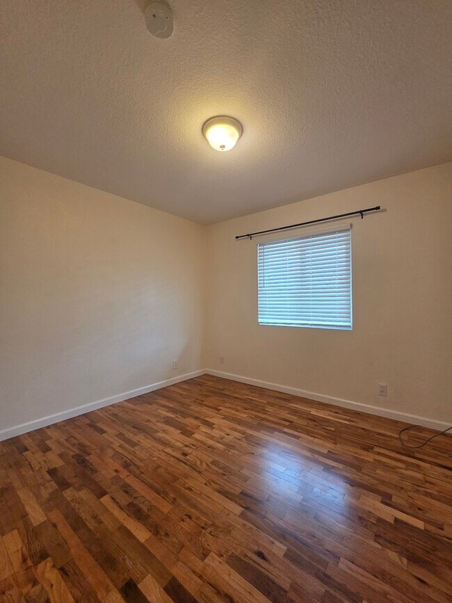 Building Photo - 3 bedroom 2 bath East Petaluma