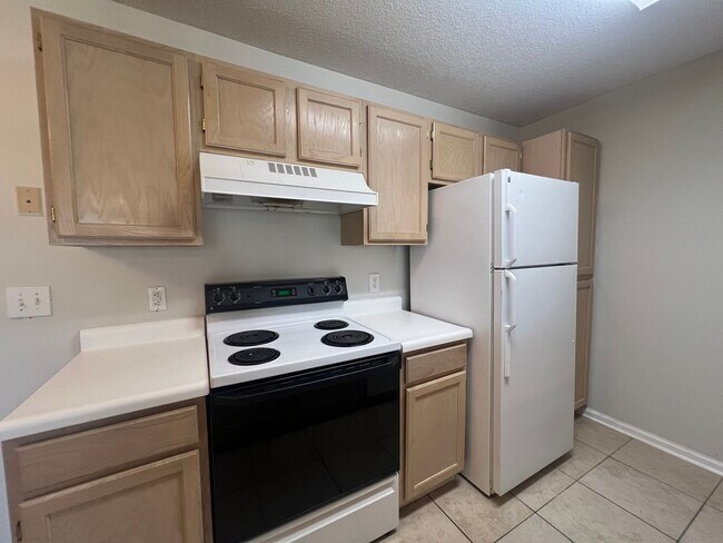 Building Photo - 2265 Huntingdon Dr