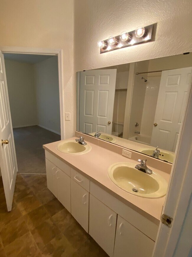 Building Photo - Condo for rent