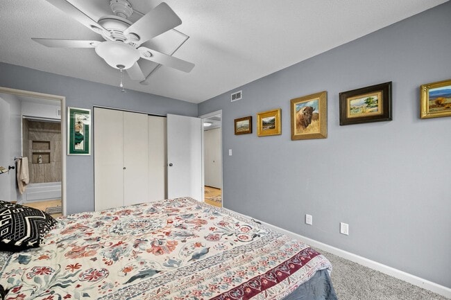 Building Photo - 2bed 2 bath contemporary condo overlooking the Waveland Golf Course