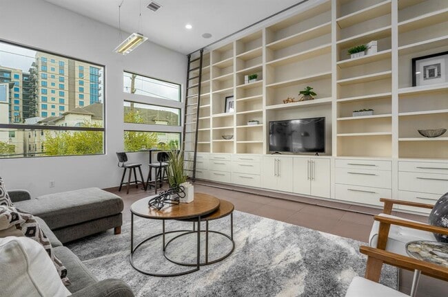 Building Photo - 118 Tuam St