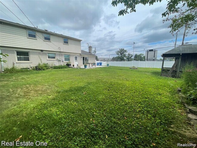 Building Photo - 26211 Simone St