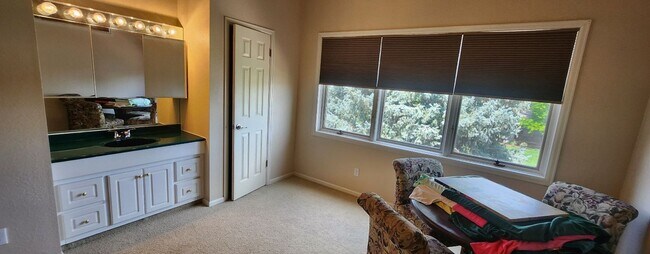 Building Photo - One-of-a-Kind 4 Bed, 4 Bath Gem