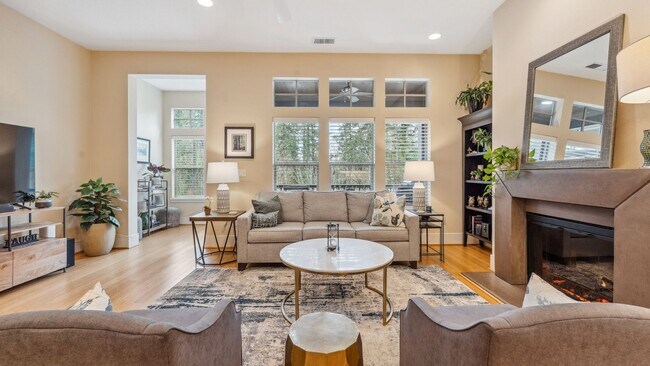 Building Photo - Modernly Elegant Townhome w/ 2 Primary Sui...