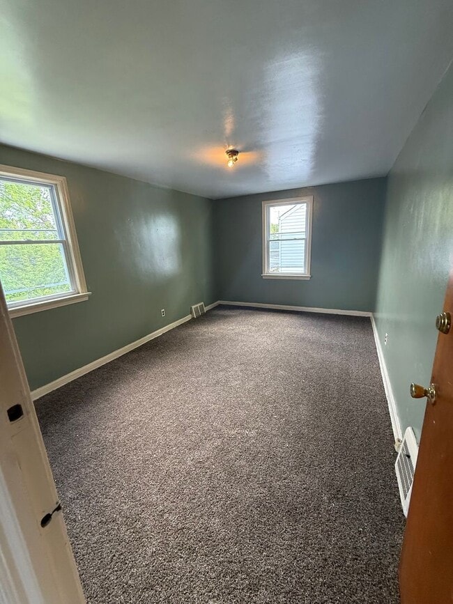 Building Photo - 3bd Single VOUCHERS ONLY!