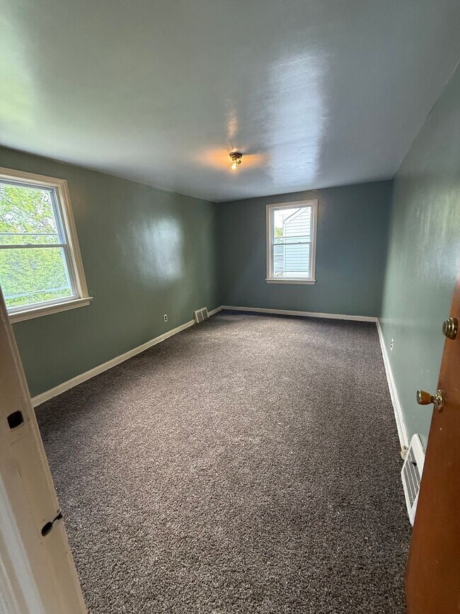 Building Photo - 3bd Single VOUCHERS ONLY! SECUTIRY DEPOSIT SPECIAL