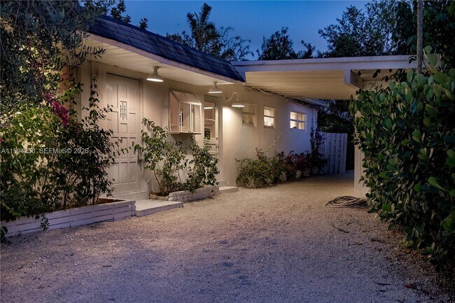 Building Photo - 3138 SW 15th St