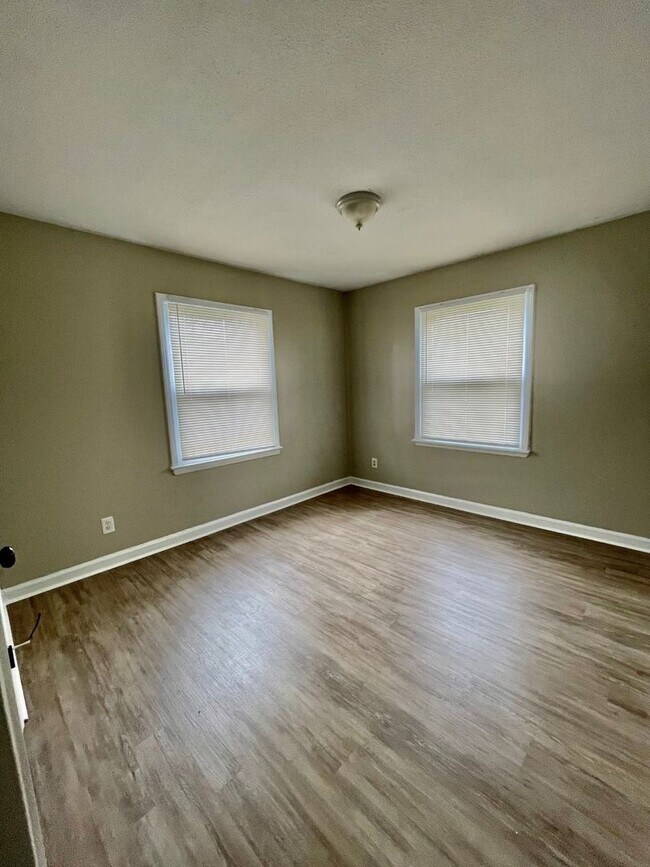 Building Photo - Adorable 2 bedroom 1 bath home . Located in the Belmont area .