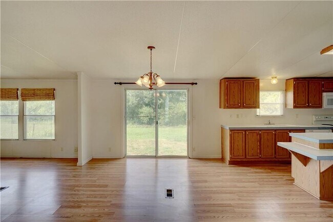 Building Photo - Country Living on half acre
