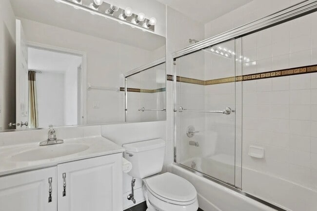 Building Photo - 22 Doral Dr