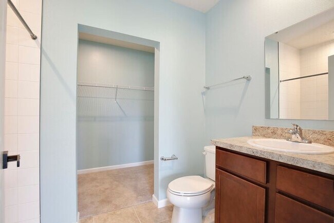 Building Photo - Effortless Living in a Modern 3-Bed Home w...