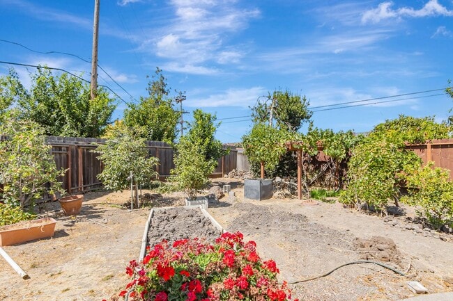 Building Photo - Spacious 4BR/2BA Home in Prime Irvington C...