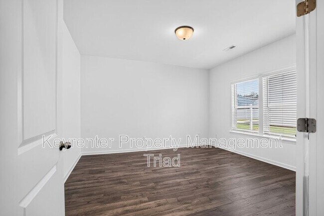 Building Photo - 3012 Highlander Pt