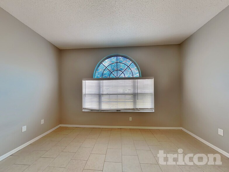 Building Photo - 250 Parkview Dr