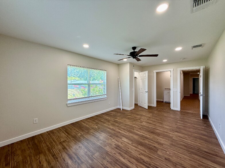 Building Photo - 3906 E Denman Ave