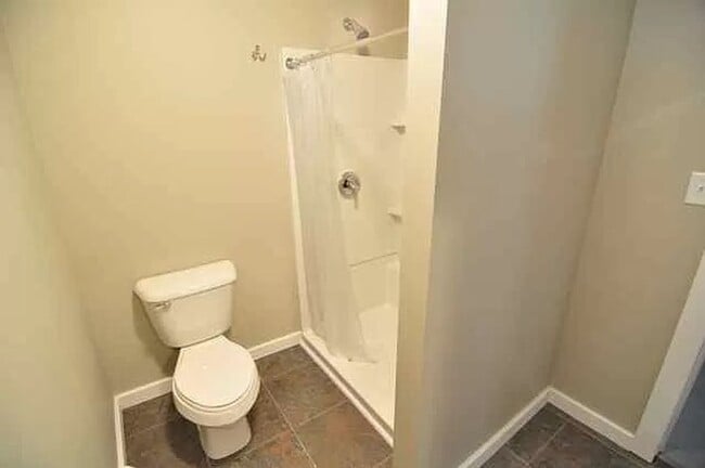 Building Photo - 5 Bedroom Home Available Now!