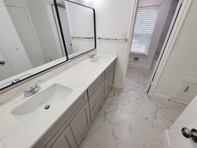 Building Photo - 13406 Glen Erica Dr