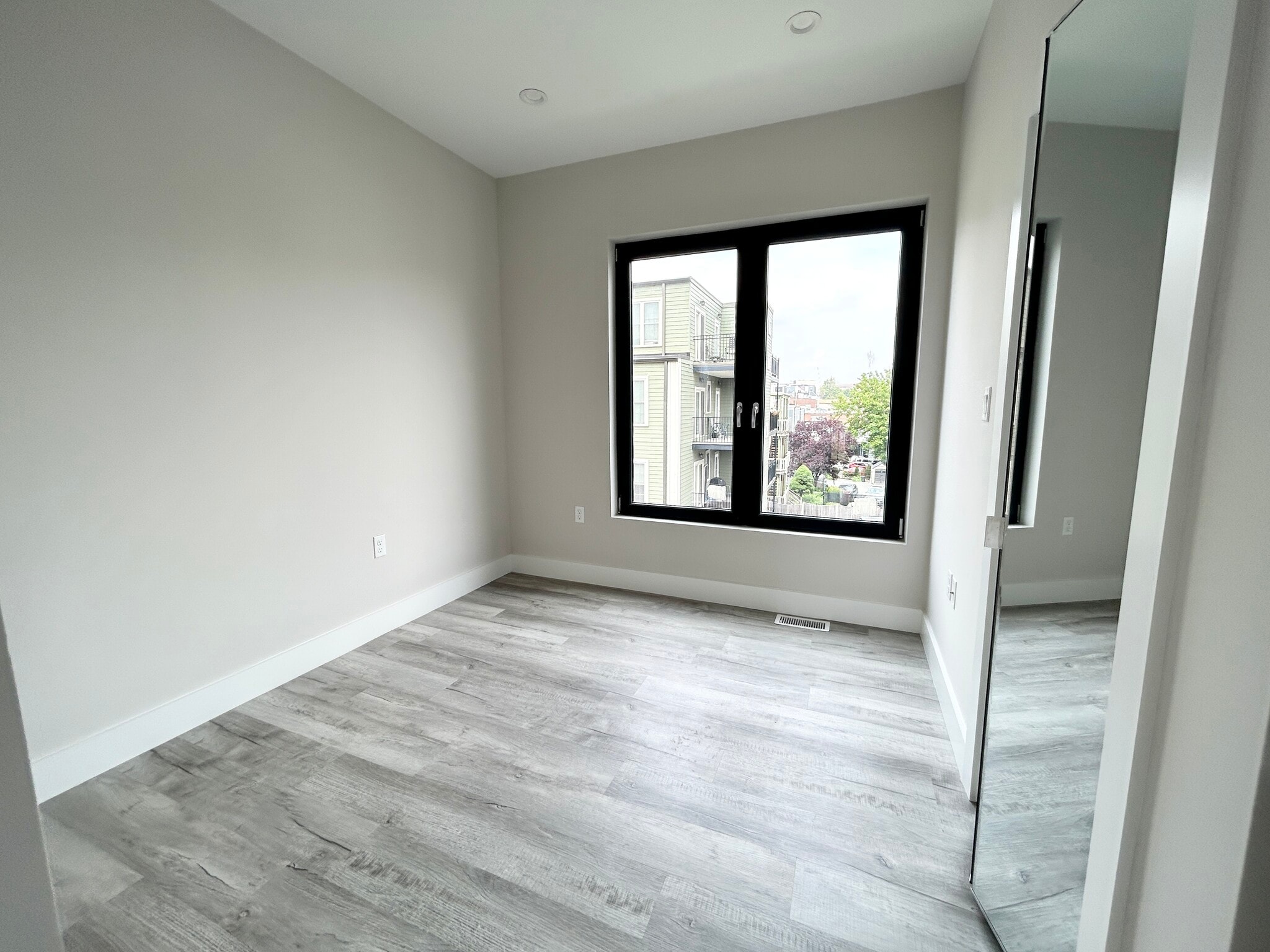 Building Photo - 2 W 3rd Street Pl