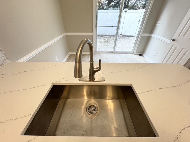 Building Photo - 3900-3AA4 Sterling Pointe Dr