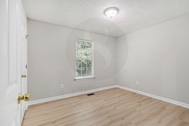 Building Photo - 4BR/2.5BA Home Conveniently Located Off Jimmy Carter Blvd!