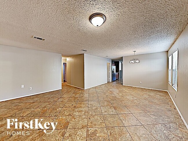 Building Photo - 553 Linacre Dr