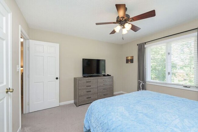 Building Photo - Lovely 4 Bedroom 2 Bath Home in Carmel!