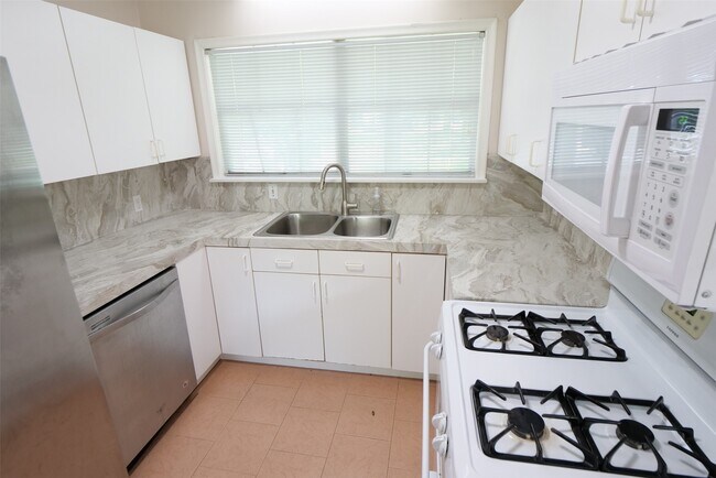Building Photo - 5235 Beechnut St