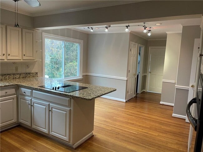 Building Photo - 119 Woodlawn Dr NE