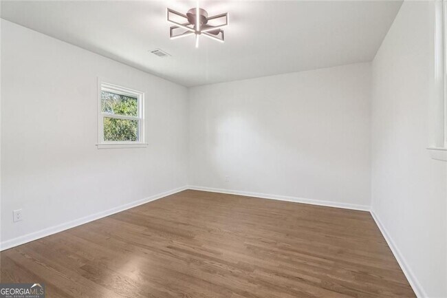 Building Photo - 2219 Lisa Dr SE