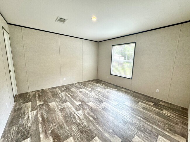Building Photo - Huge 5 Bedroom 3 Bathroom Hastings Home Lo...