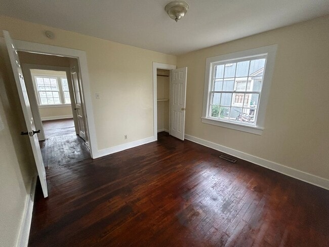 Building Photo - 4 bedroom and 1.5 bathroom