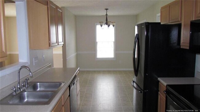 Building Photo - 2442 Larwood Dr