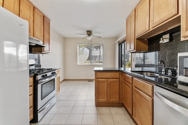 Building Photo - 402 Pinetree Ln