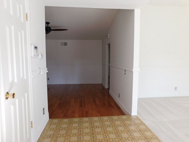 Building Photo - Charming 4 Bed, 2 Bath, Single-Story home in Fullerton.