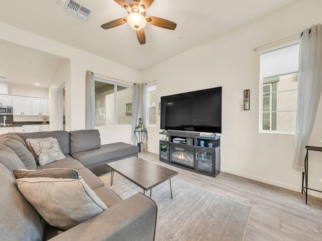 Building Photo - Beautiful 2019 Built 3 bedrooms 2.5 bath!