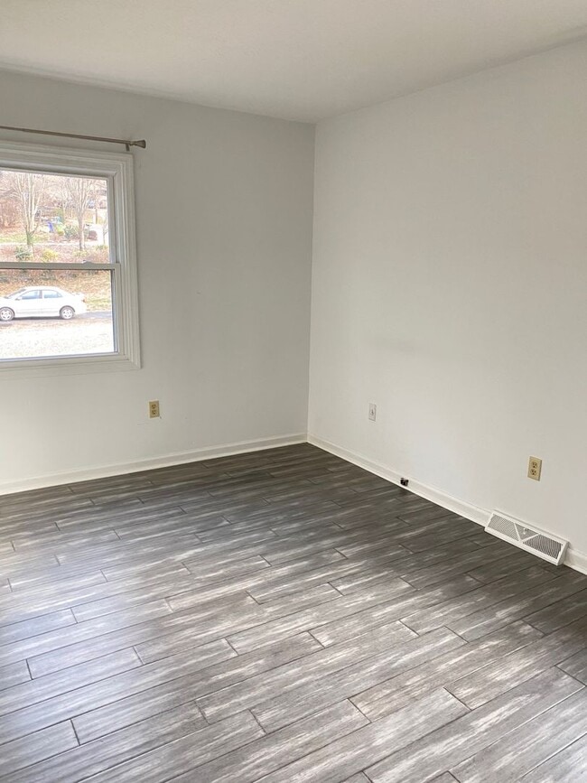Building Photo - Conveniently located 4 bedroom, 2 bathroom...