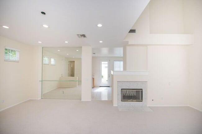 Building Photo - Make this your home