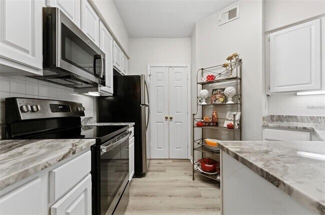 Building Photo - 1203 Bay Club Cir