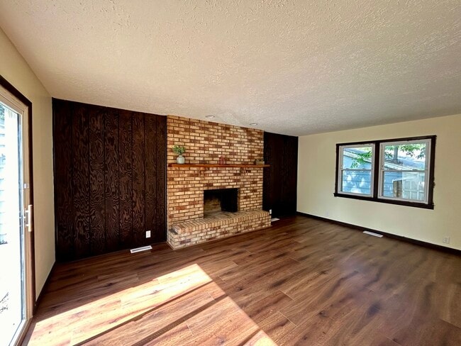 Building Photo - 1000 Kern St