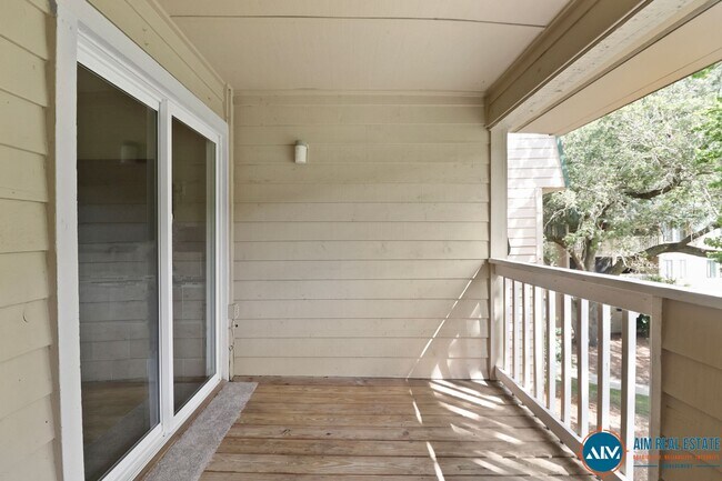 Building Photo - Move-In Ready 2 Bedroom Condo – Steps from Port Royal Sound - Available Now!