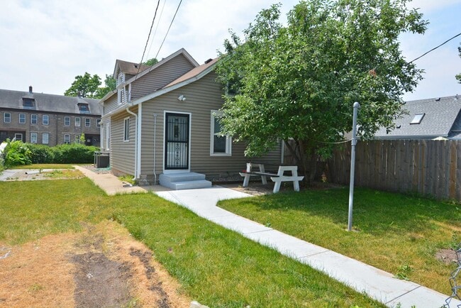 Building Photo - Charming 3-Bedroom, 2-Bath Home in St. Paul