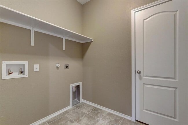 Building Photo - 7928 Bassano Dr