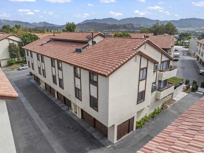 Building Photo - "Charming 2-Bed, 2-Bath Condo Retreat in S...