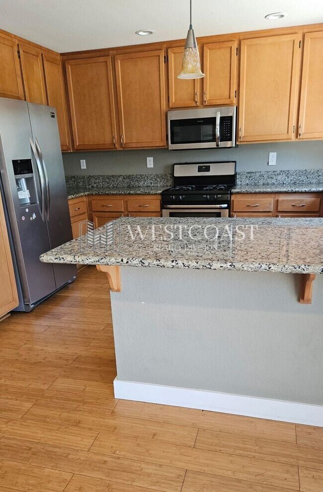 Building Photo - Elegant 3-Bedroom Home in Gated Vista Comm...