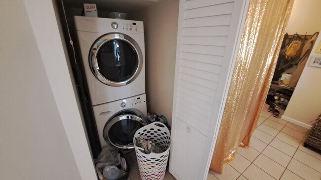 Building Photo - 1512